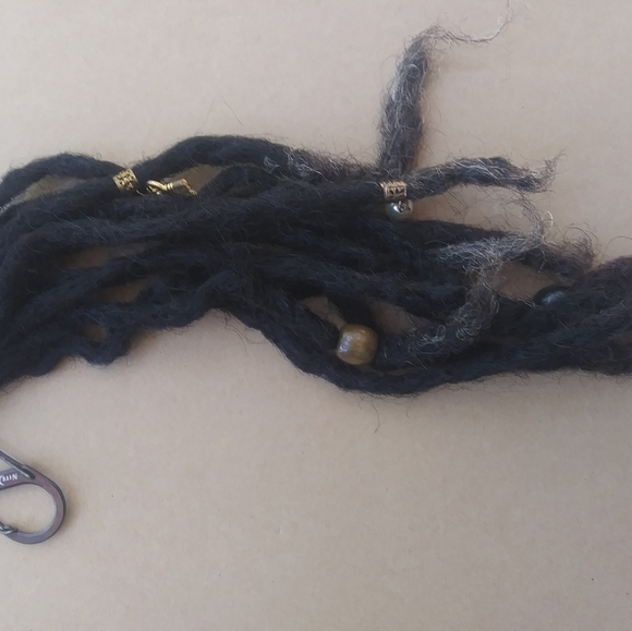 Handmade black dreadlock keychain - Picture 5 of 5